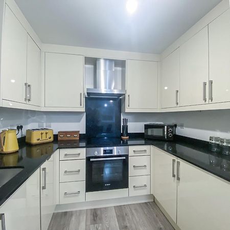 2 Bedroom City Centre Apartment In High Wycombe With Parking Exteriér fotografie