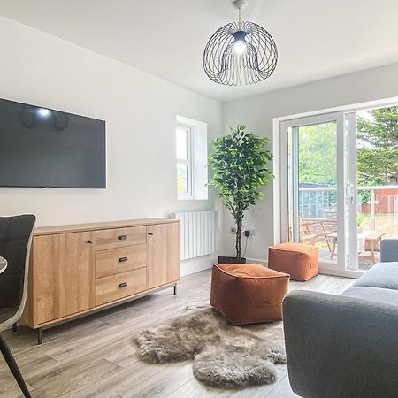2 Bedroom City Centre Apartment In High Wycombe With Parking Exteriér fotografie