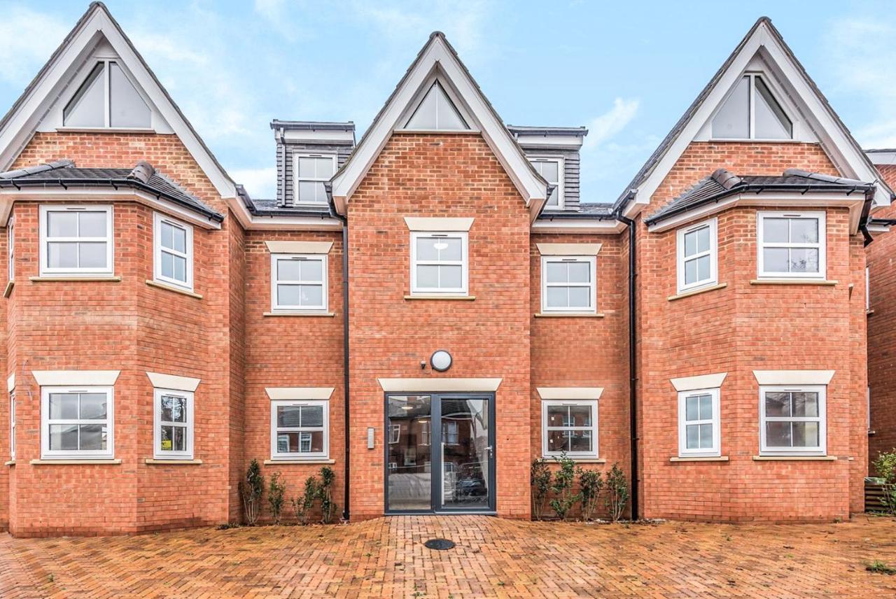2 Bedroom City Centre Apartment In High Wycombe With Parking Exteriér fotografie