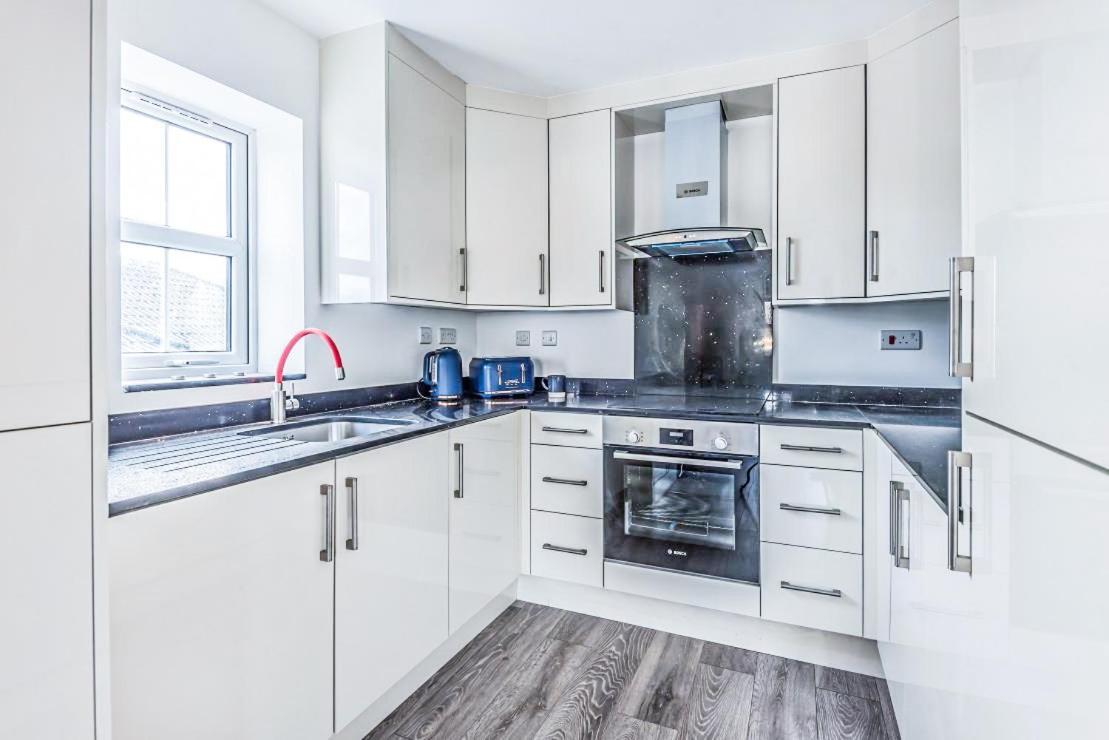 2 Bedroom City Centre Apartment In High Wycombe With Parking Exteriér fotografie