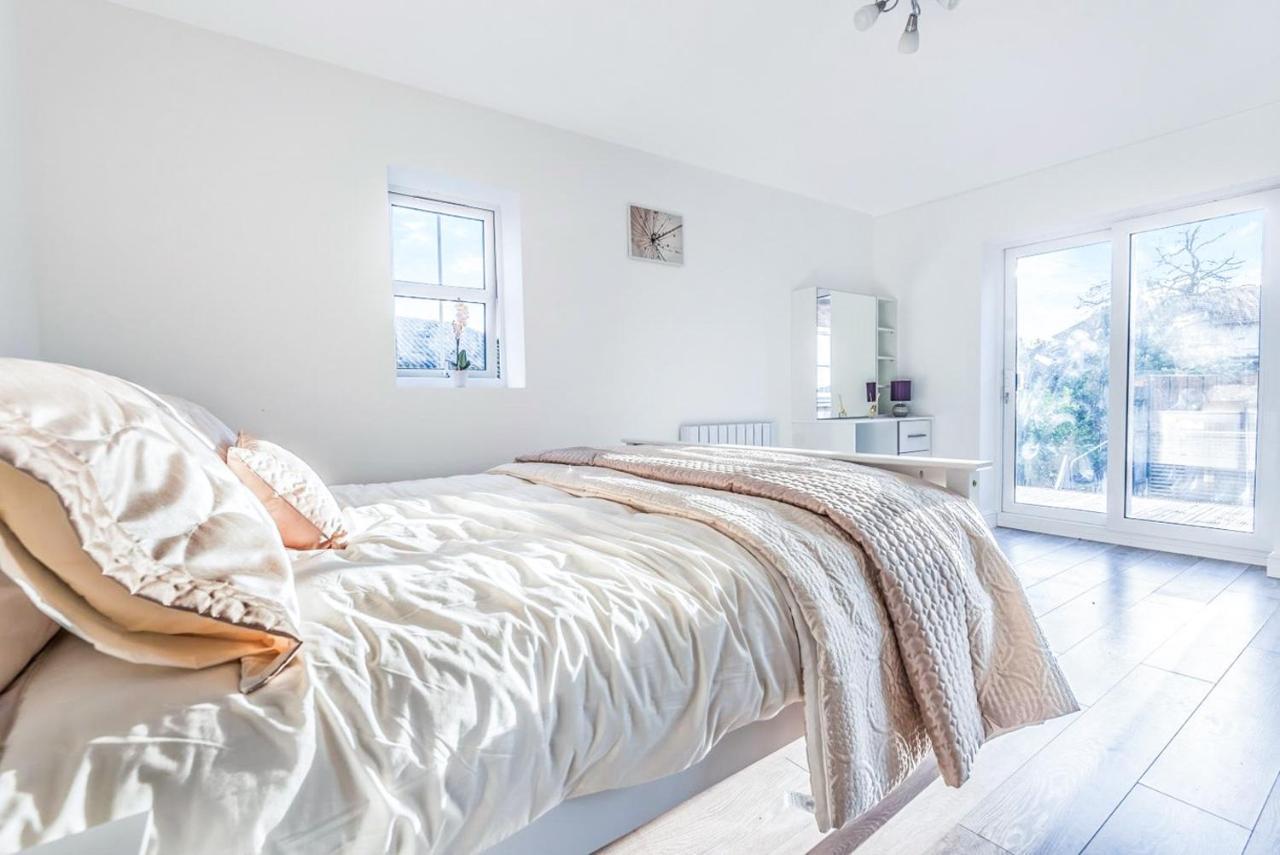 2 Bedroom City Centre Apartment In High Wycombe With Parking Exteriér fotografie