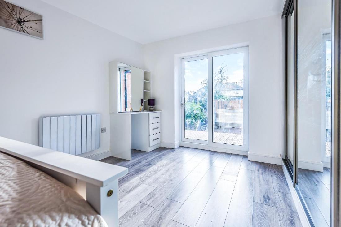 2 Bedroom City Centre Apartment In High Wycombe With Parking Exteriér fotografie