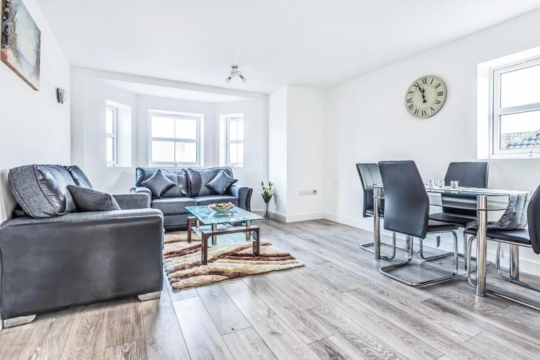 2 Bedroom City Centre Apartment In High Wycombe With Parking Exteriér fotografie