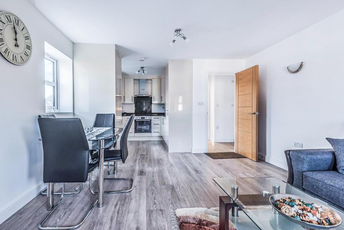 2 Bedroom City Centre Apartment In High Wycombe With Parking Exteriér fotografie