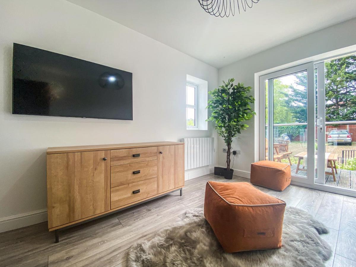 2 Bedroom City Centre Apartment In High Wycombe With Parking Exteriér fotografie
