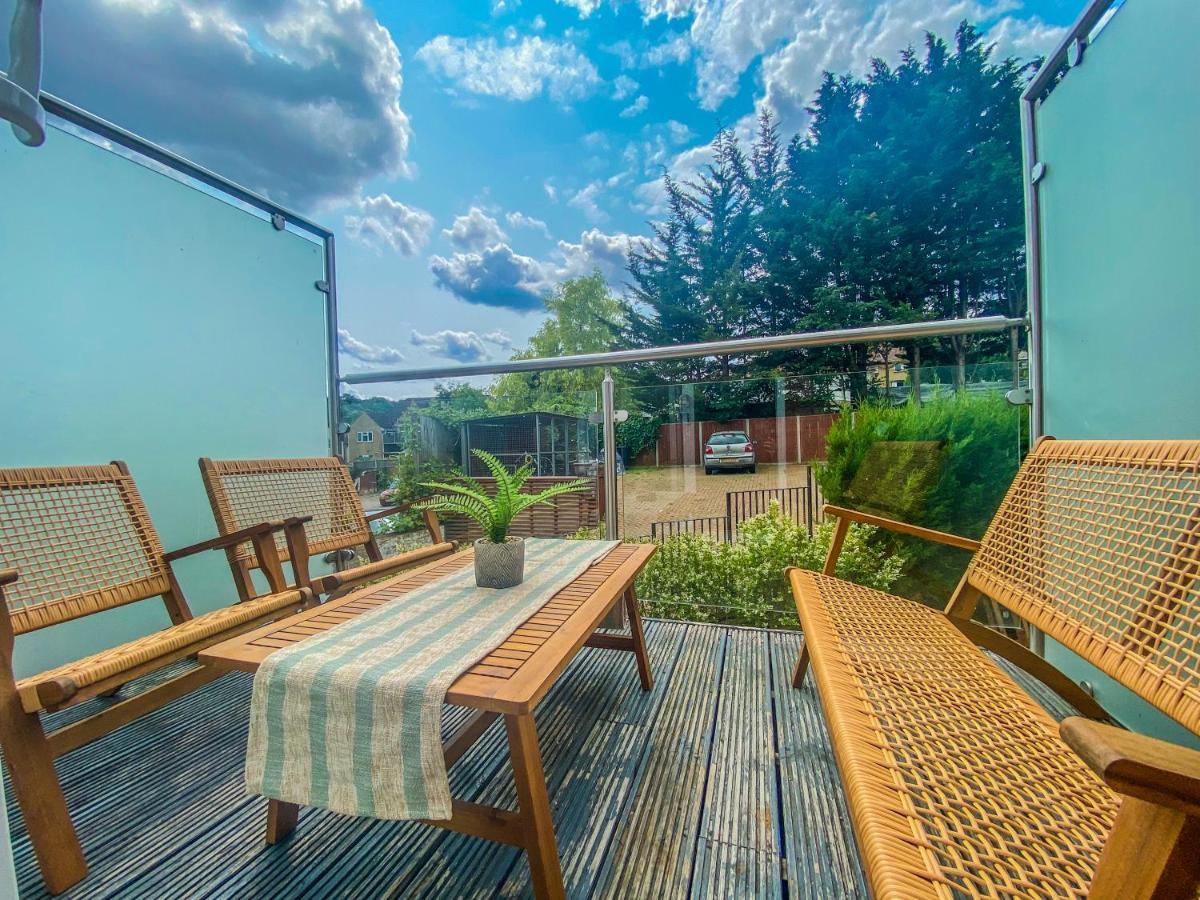 2 Bedroom City Centre Apartment In High Wycombe With Parking Exteriér fotografie