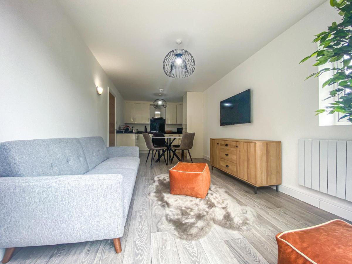 2 Bedroom City Centre Apartment In High Wycombe With Parking Exteriér fotografie