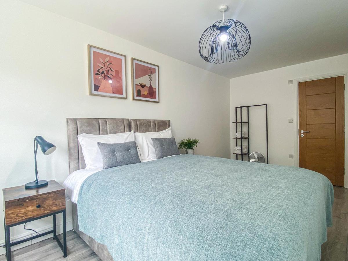 2 Bedroom City Centre Apartment In High Wycombe With Parking Exteriér fotografie