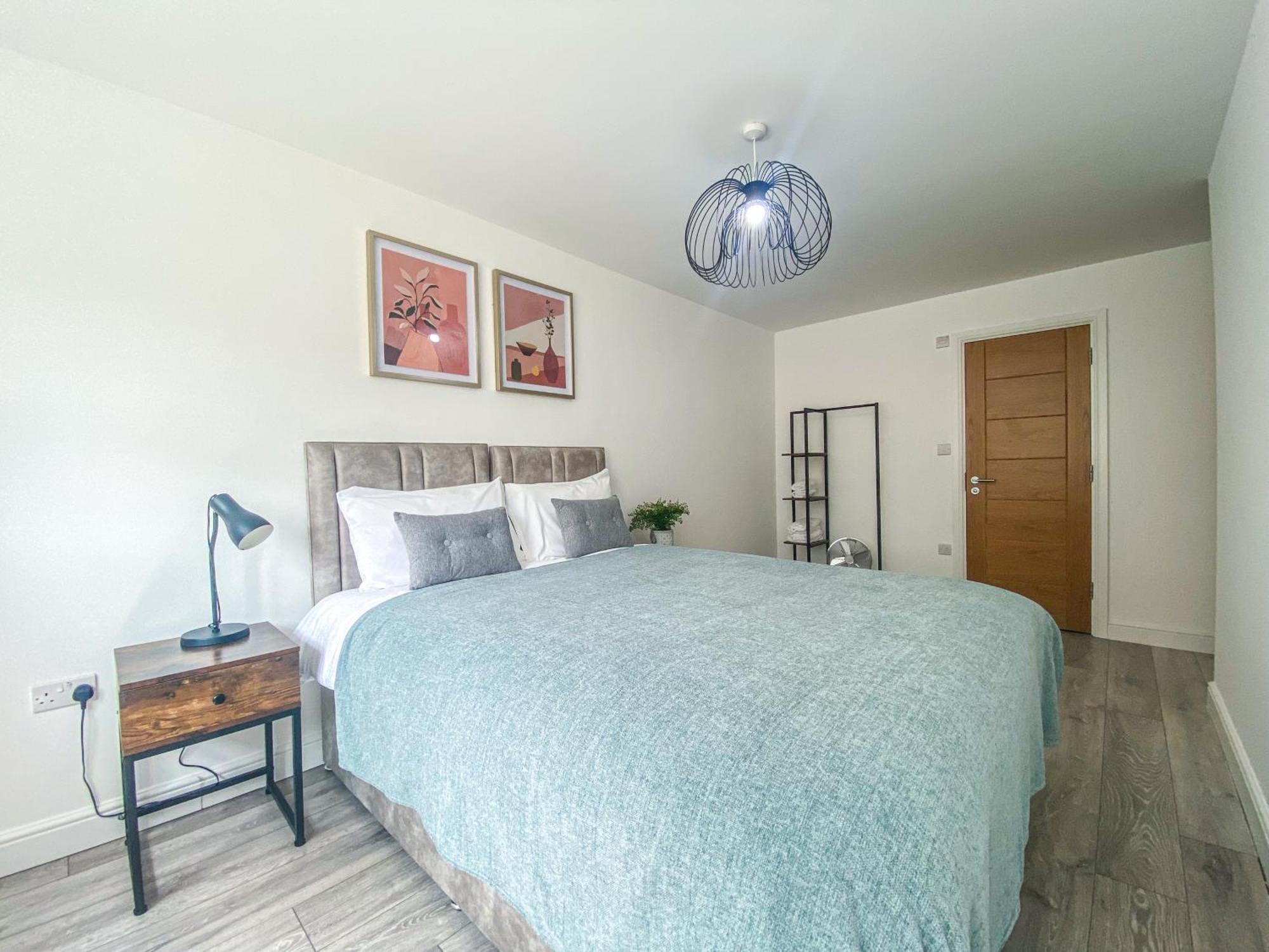 2 Bedroom City Centre Apartment In High Wycombe With Parking Exteriér fotografie