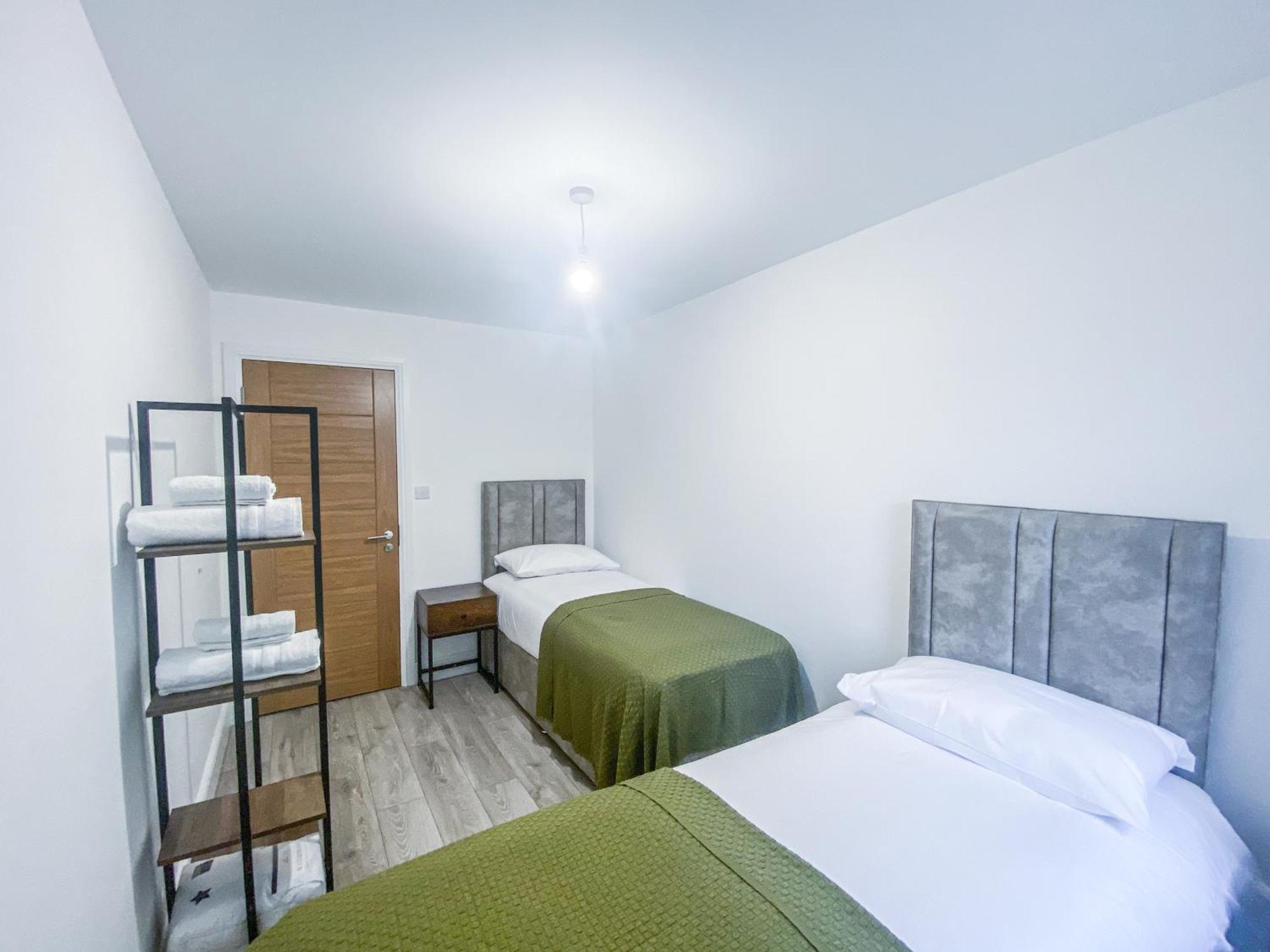 2 Bedroom City Centre Apartment In High Wycombe With Parking Exteriér fotografie