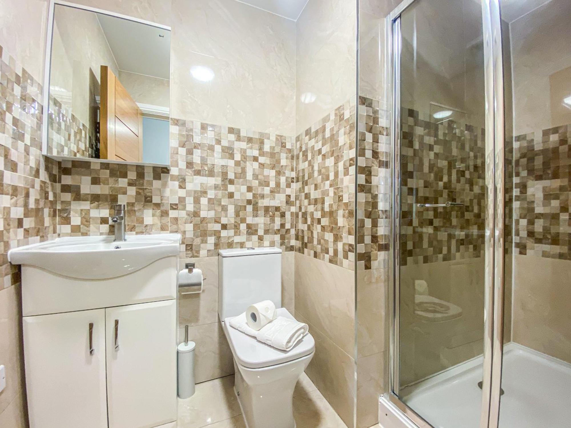 2 Bedroom City Centre Apartment In High Wycombe With Parking Exteriér fotografie