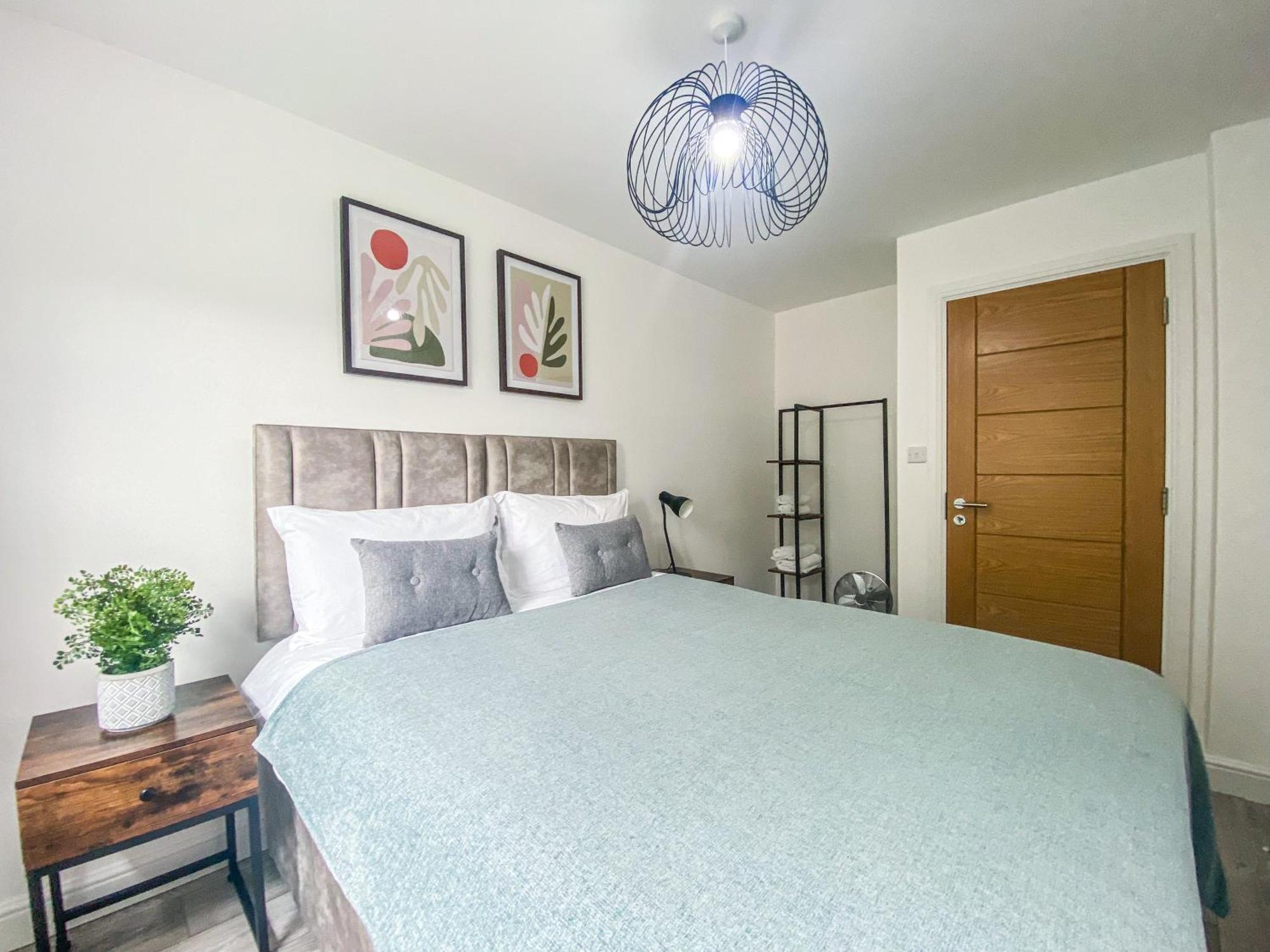 2 Bedroom City Centre Apartment In High Wycombe With Parking Exteriér fotografie
