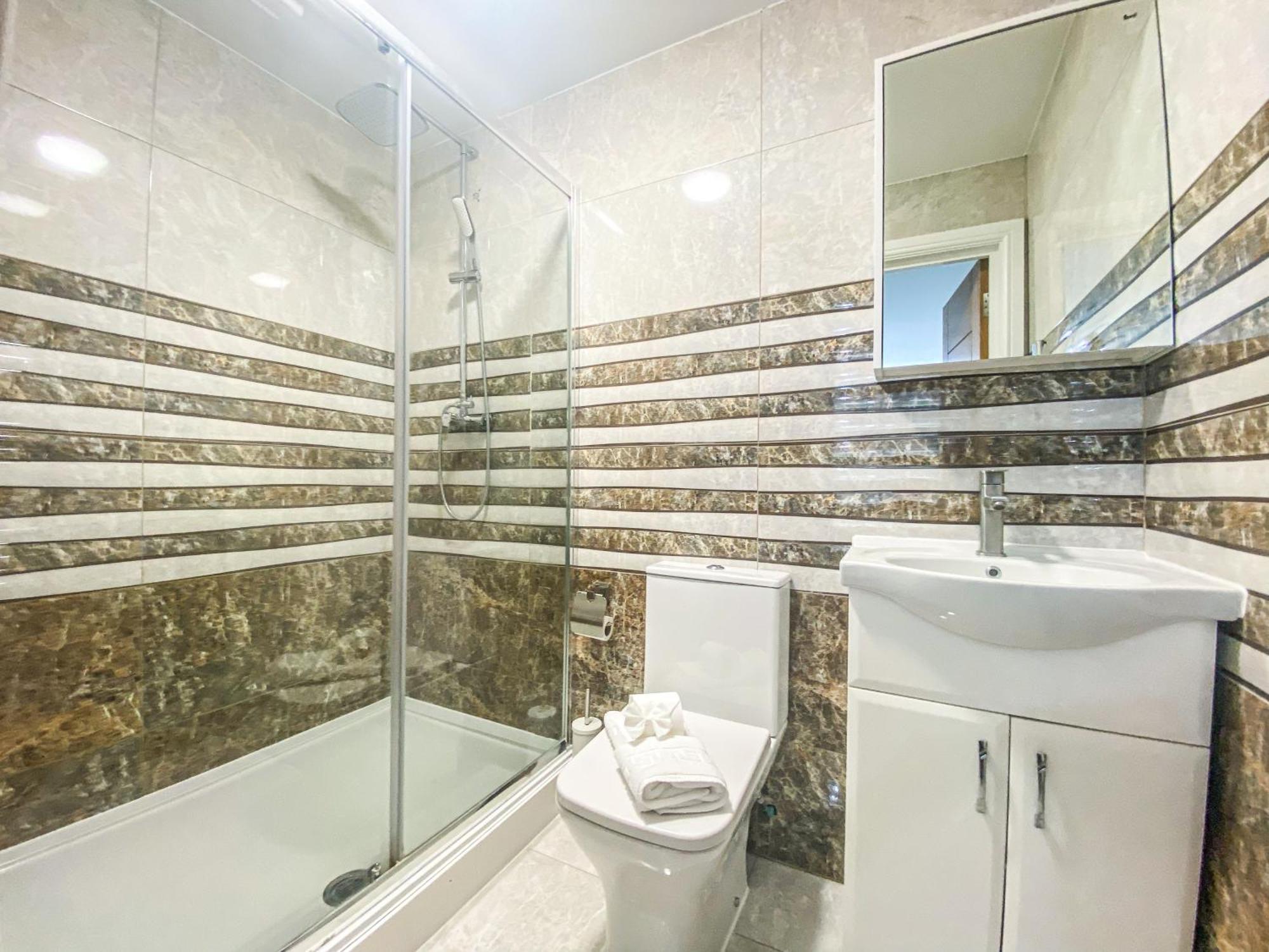 2 Bedroom City Centre Apartment In High Wycombe With Parking Exteriér fotografie