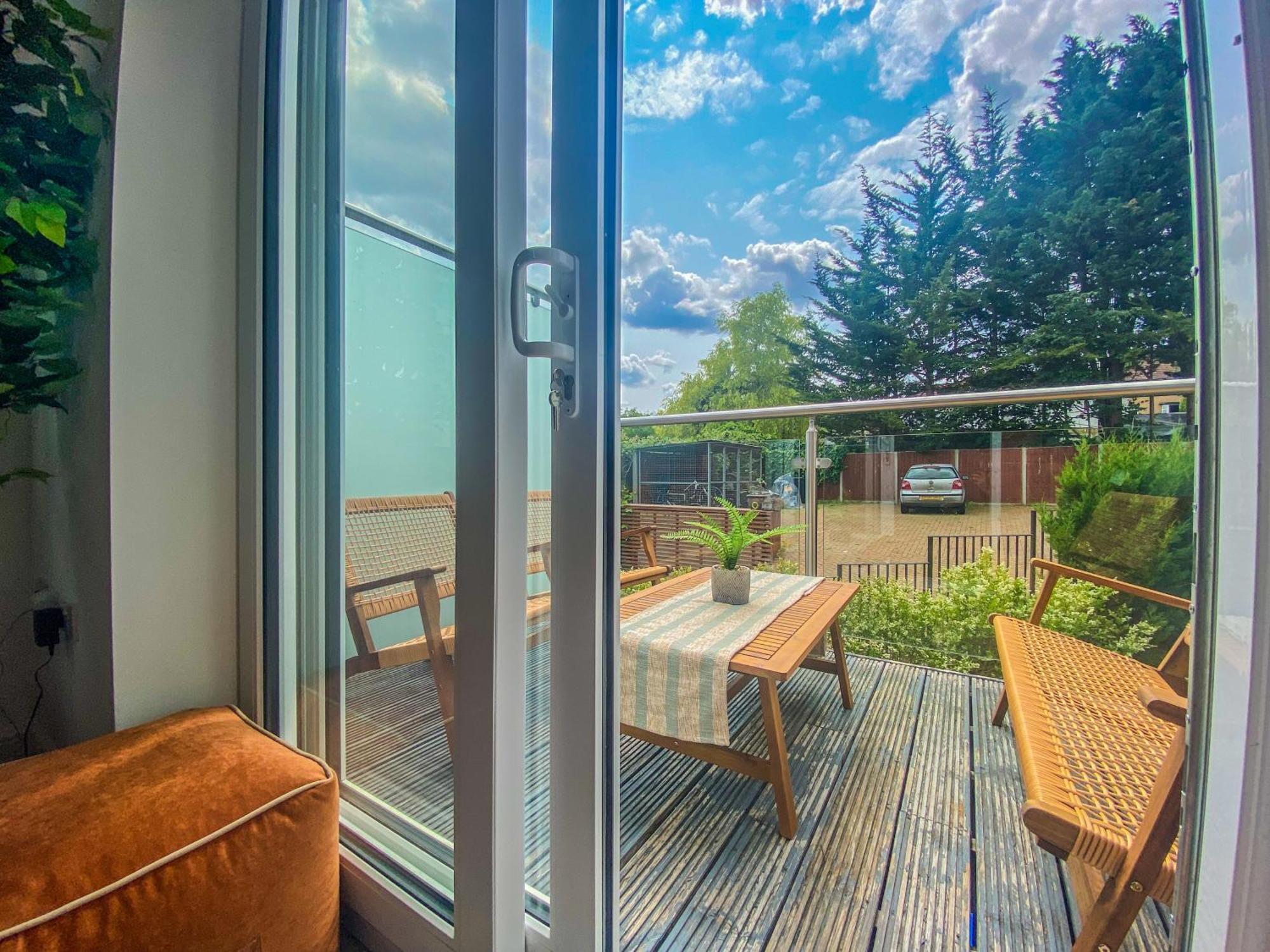2 Bedroom City Centre Apartment In High Wycombe With Parking Exteriér fotografie